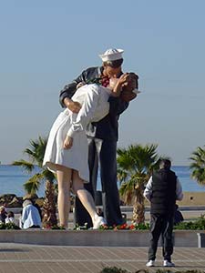 Kissing Couple statue in Civitavecchia