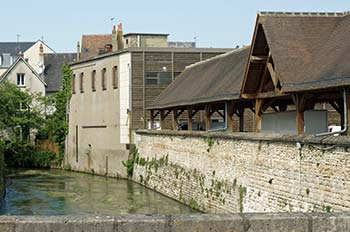 Montargis canal and parking lot