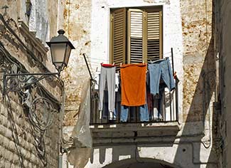 Bari hanging laundry