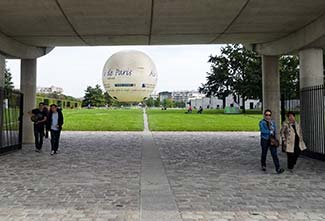 Parc André Citroën and tethered sightseeing balloon