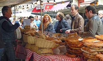 Rue Monmartre street market in Paris