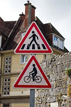 Pedestrian and bicycle signs in Caudebec-en-Caux