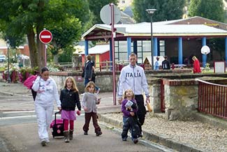 Schoolchildren and parents in Caudebec-en-Caux