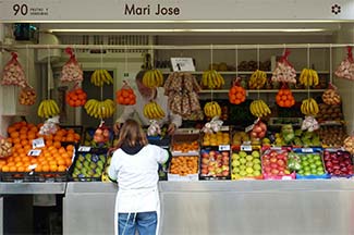 Cadiz Mercado Central fruit vendor