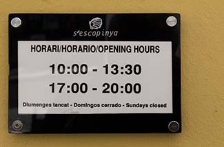 Shopping hours sign in Port Mahon