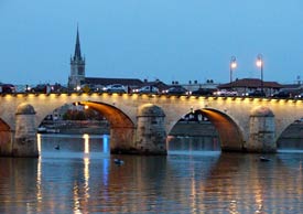 http://europeforvisitors.com/europe/images/plan_france_macon_illuminated_bridge_p1000195.jpg