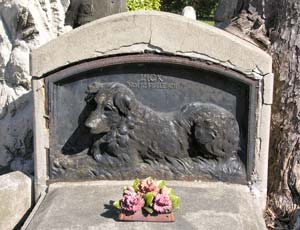 "Lick, our faithful friend" grave marker at Le Cimetire des chiens d'Asnires-sur-Seine near Paris