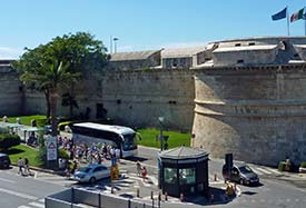 port-shuttle-bus-stop-tourist-booth-forte-michelangelo-275-p1090558.jpg