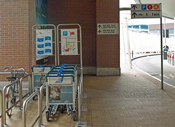 07_step_by_step_airport_outside_terminal_w_luggage_carts_350_pb121929.jpg