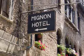 Hotel Mignon sign