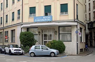 http://europeforvisitors.com/venice/images/treviso/hotel-continental-back-entrance-closed-w-cars-325-p1030196.jpg