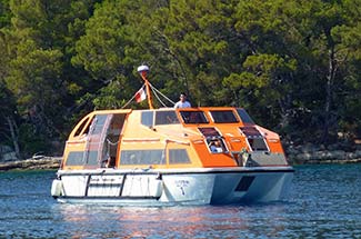 L'AUSTRAL tender arrives in Pomena