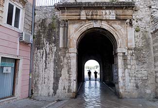 Garderobe gate to ferry pier