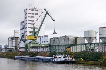 Electromagnetic crane in Port of Bamberg