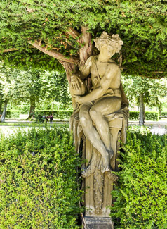 Statue in tree, Würzburg Residenz