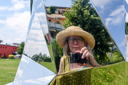 Cheryl Imboden and sculpture in Röthelheimpark, Erlangen