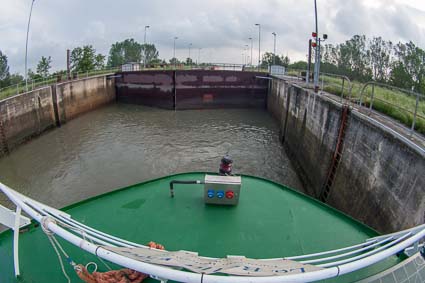 LA BELLA VITA in river lock