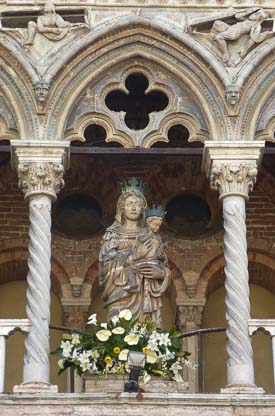 Virgin Mary statue on facade of Ferrara Cathedral