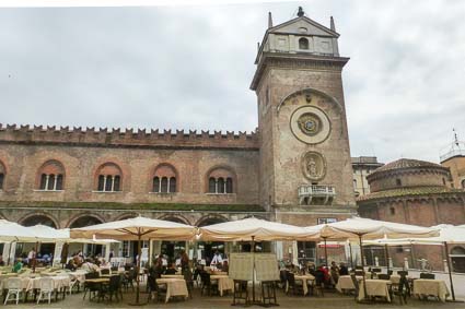 Outdoor restaurant in Mantua