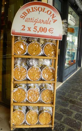 Sbrisolona display in Mantua