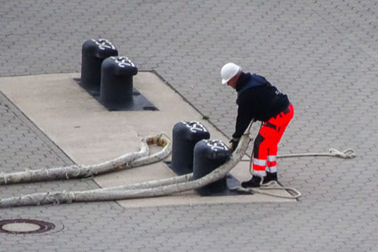 Dockworker removing mooring lines at Steinwerder cruise terminal, Hamburg