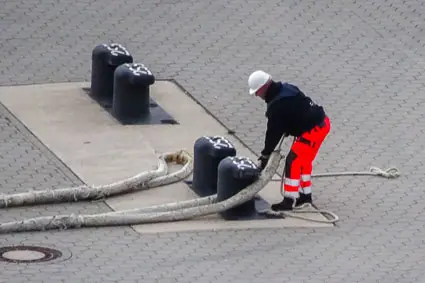 Dockworker removing mooring lines at Steinwerder cruise terminal, Hamburg