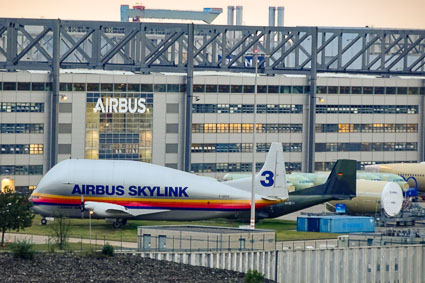 Airbus Hamburg/Finkenwerder plant with "pregnant guppy"