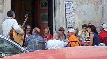Cafe-bar and guitarist in Bari
