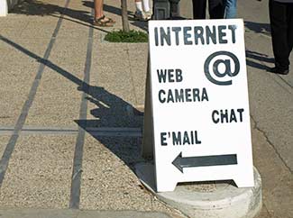 Katakolon Internet sandwich sign