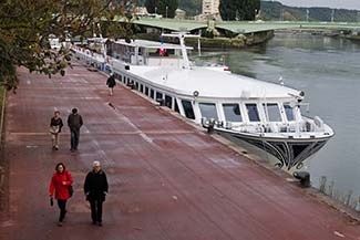 River Baroness in Rouen at low tide