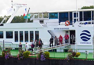 Passengers going ashore in Caudebec-en-Caux