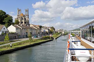 RIVER BARONESS departs from Mantes-la-Jolie