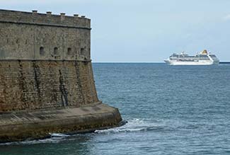 Baluarte de la Candelaria and P&O ADONIA