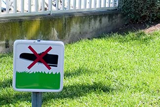 Keep off the grass sign in Palma