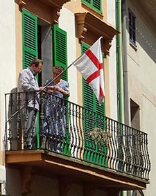 Couple with flag in Soller, Majorca