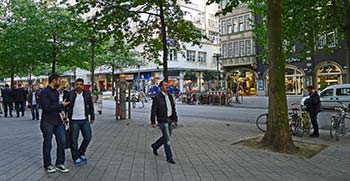 Shoppers on Moenckebergstrasse