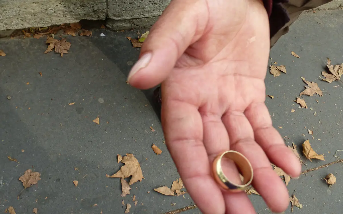 Paris Gold Ring Scam photo.