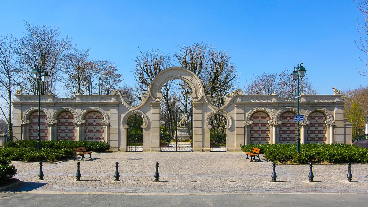 Le Cimetire des chiens d'Asnires-sur-Seine - Paris Dog Cemetery.