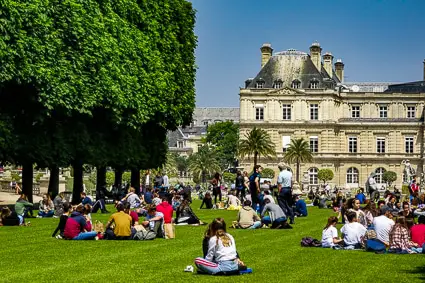 Lunch crowd in the Jardin du Luxembourg