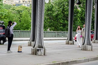 Wedding photography on Pont de Bir Hakeim
