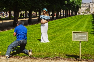 Pregnant lady in Jardin du Luxembourg