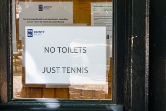 Sign at Luxembourg Gardens tennis courts