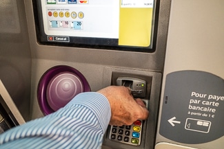 Credit-card reader on RATP Metro ticket machine
