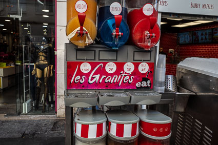 Granite stand with wasps in Saint-Denis