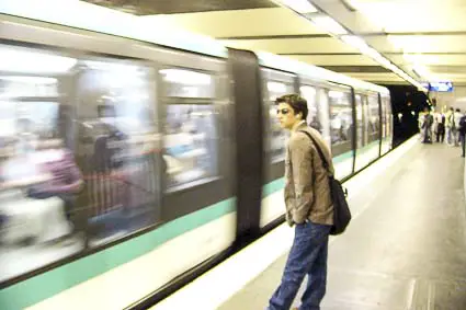 Train et quai du Métro de Paris