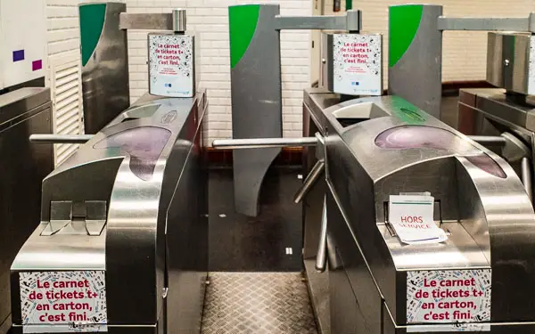 Paris Metro carnet sign.