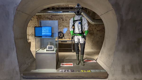 Musée des égouts de Paris exhibit of sewer worker in protective clothing.