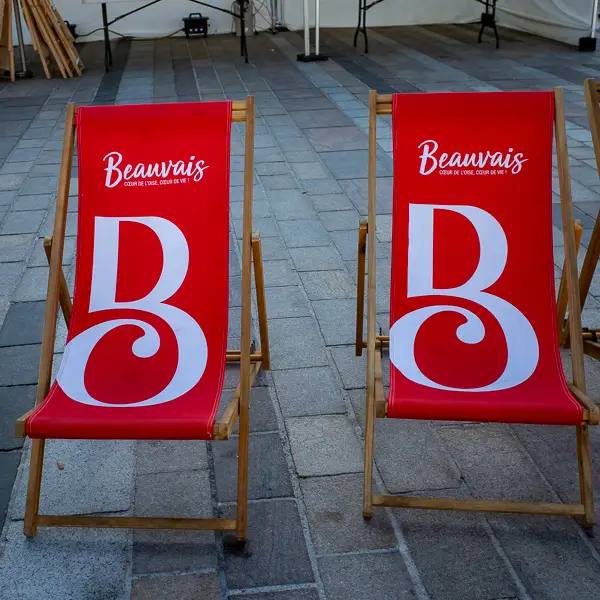Folding chairs promote Beauvais, a pleasant small city ner Pris with an airport for Ryanair and other budget airlines.
