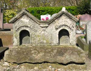 Double doghouse tomb at Paris Dog Cemetery