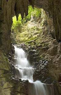 Waterfall in Parc des Buttes-Chaumont, Paris